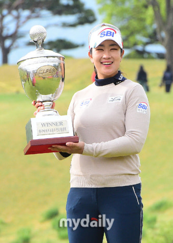 [MD포토] 우승 트로피 높이 든 김아림 'KLPGA 메이저 퀸 등극'