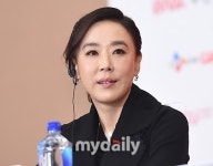 강수연, 넷플릭스 정이로 복귀 앞두고…심정지 의식불명 [종합]