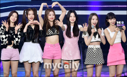 르세라핌, 데뷔 첫 1위에 입틀막 토끼눈 현장사진 공개 [송일섭의 사진공작소]