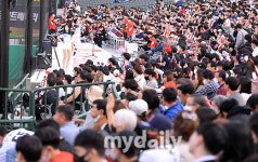[MD포토] 평일에도 야구 열기로 가득한 사직야구장