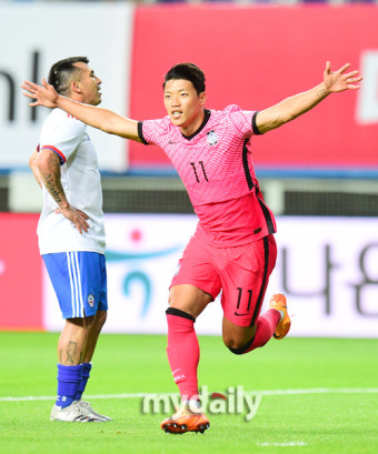 [MD포토] 선제골 황희찬 '칠레 주장 메델 앞에서 강렬한 포효'