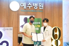 주장의 품격 홍정호, 전주 예수병원 찾아 환아 사인회