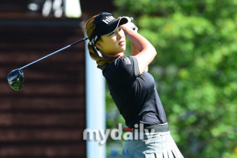 [MD포토] 강한 티샷 윤이나 '생애 첫 우승 노린다'