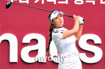 [MD포토] '비거리 1위' 윤이나, 강한 티샷