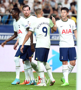[MD포토] 손흥민의 골을 축하하는 동료들
