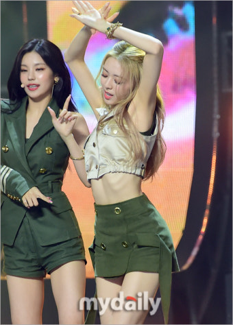 [MD포토] 있지 유나 '갈비뼈 드러낸 한 뼘 허리'