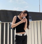 설현, 바지 노출이 특이하네? 글래머 티 나는 명품룩