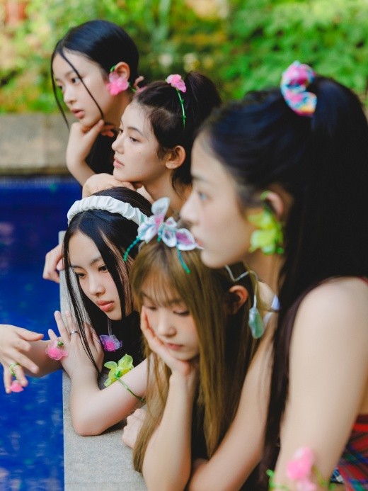뉴진스 뮤직비디오 감독, 어도어 사과 요구 명예훼손으로 고소 위기
