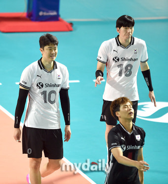 [MD포토] 남자배구대표팀 '1세트 패배의 아쉬움'