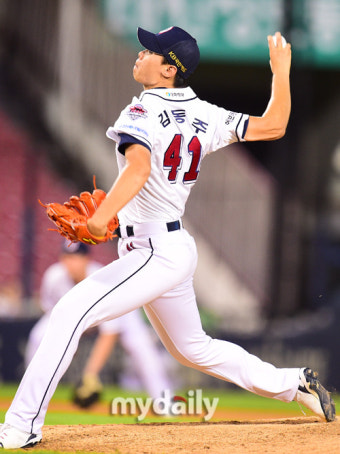 [MD포토] 두산 김동주 '힘차게 던진다'