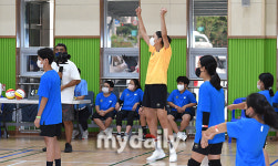 [MD포토] 김연경 감독 혼자 신났어