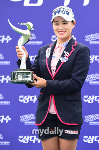 [MD포토] '우승' 지한솔, 트로피 들고 함박웃음