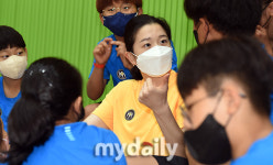 "넌 할 수 있어! 아직 늦지 않았어"...유소년 선수들에게 꿈과 희망을 선물한 이다현 [유진형의 현장 1mm]