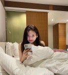 레이나, 호텔서 이불만 끌어안고 찰칵…이렇게 과감해도 돼?