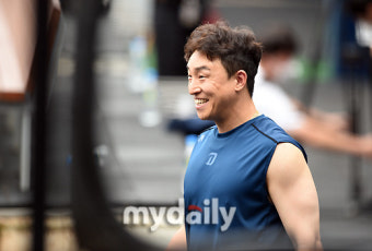 [MD포토] 손아섭 '롯데 옛 동료들과 반가운 인사'