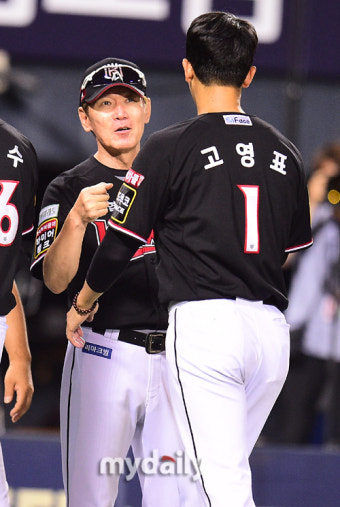 [MD포토] 이강철 감독 '고영표 호투 수고 많았어!'