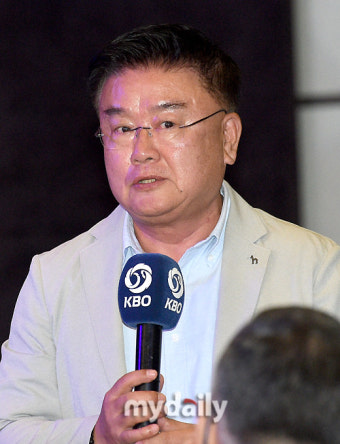 [MD포토] 두산 김태룡 단장 '두산 화수분 야구의 선택은 최준호'