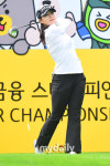 [MD포토] 김지현 부드럽게 때린다