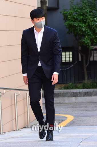 [MD포토] 법정 들어서는 두산 이영하 '담담한 표정으로'