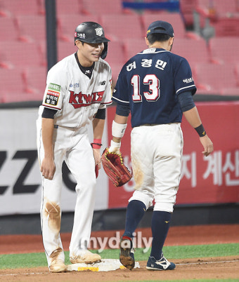[MD포토] 심우준 '허경민 선배님, 안녕하십니까'