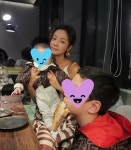이영돈♥ 황정음, 두 아들 명품 트윈룩 입혔네? 막내 안고 첫째에 꿀 뚝뚝