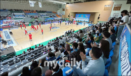 통영 체육관 가득 메운 농구팬들 [MD포토]