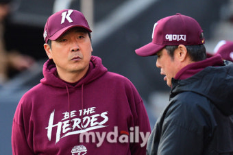 [MD포토] 키움 홍원기 감독 '3차전 잡아야 하는데'