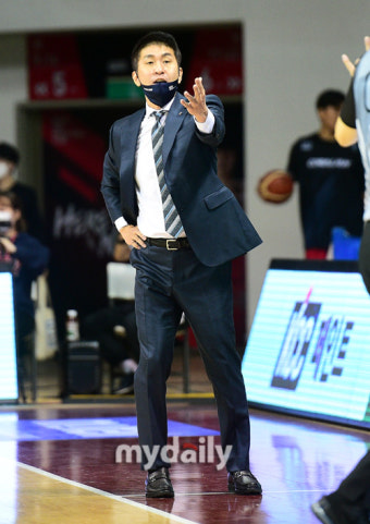 [MD포토] 판정에 어필하는 안양 김상식 감독