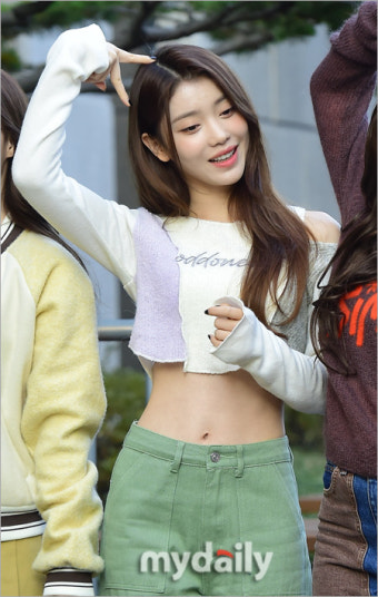 [MD포토] 케플러 샤오팅 '한 뼘 허리 드러낸 크롭 패션'
