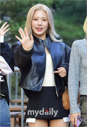[MD포토] (여자)아이들 미연 '미소로 반기는 인사'