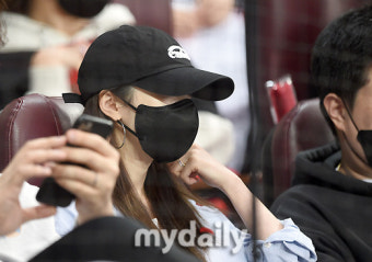 [MD포토] 티아라 지연 '반짝이는 반지끼고 예비신랑 황재균 응원'