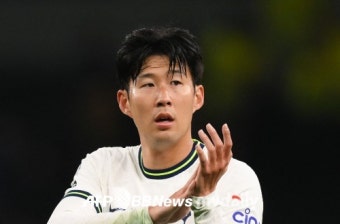 토트넘, 손흥민 이적 가능성 논의 중...새 감독과의 회담으로 미래 결정 예정.