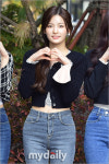 [MD포토] 첫사랑 수아 크롭 패션으로 드러낸 한 뼘 허리