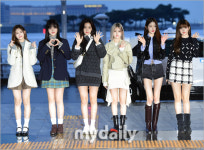 '언니랑 같이 가~' 아이브 안유진, 이서와 손 꼭 잡고 출국 [MD동영상]