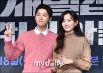 송중기-신현빈, 기분 좋은 브이 포즈 [MD포토]