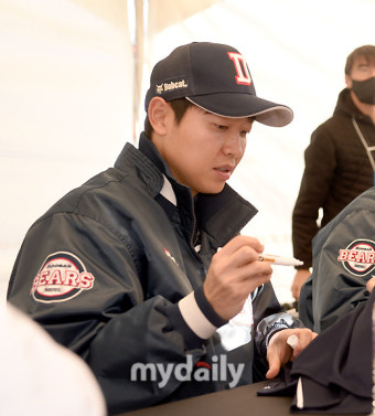 [MD포토] 정수빈 ‘팬 사인회’