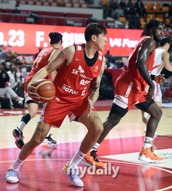 [MD포토] 최준용 '복귀 하자마자 서울SK 공격을 이끈다'