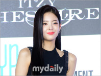 [MD포토] 있지 리아 올블랙 레드립 포인트