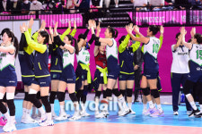 [MD포토] 9연승 현대건설 '1위는 굳건히 지킨다'