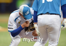 [MD포토] 김광현 공 맞은 곳, 주먹으로 때리기