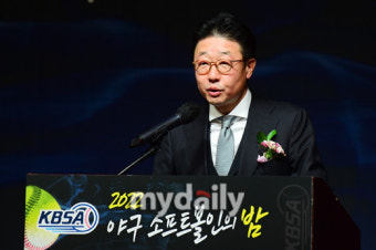 [MD포토] 대한야구소프트볼협회 회장 이종훈 '2022년 수고 많으셨습니다'