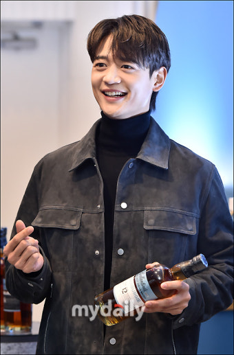 샤이니 민호, '빠져드는 미니하트, 반하는 함박미소' [MD포토]
