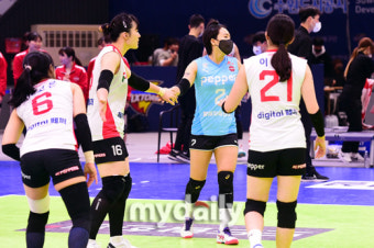[MD포토] 셧아웃 패배에도 후배 다독이는 오지영