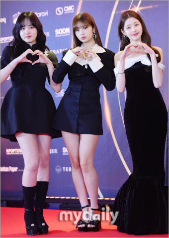 [MD포토] 아이브 장원영·레이·리즈 '사랑스러운 하트'