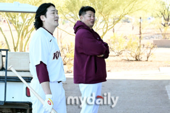 [MD포토] 이정후 타격 바라보는 이형종 '살살해라'