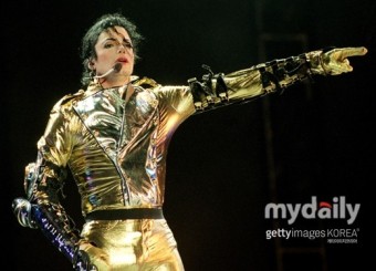 ‘팝의 황제’ 마이클 잭슨 노래 저작권, “최대 1조 1천억원에 매각”[해외이슈]