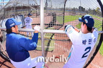 [MD포토] 박석민-박민우 '손아섭 타격 지켜보며'