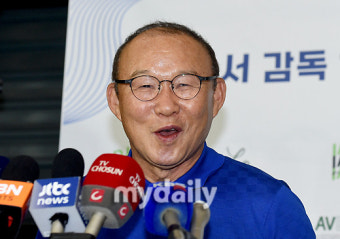 [MD포토] 박항서 감독 '엄청난 환영 인파에 깜놀'