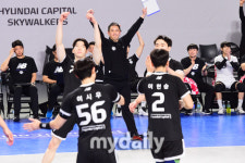 [MD포토] 두 팔 번쩍 올리는 최태웅 감독 이겼다!