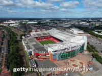 소변 넘치는 맨유 홈구장 OT...화장실 악취 진동→구단주 뭐하나?